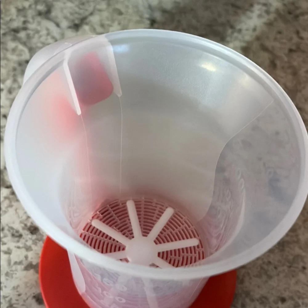 NWT Tupperware Sift 'N Store Sifter/ 8.8 oz/250 ml sifter and storage containe